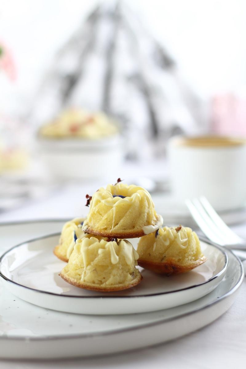 Rezeptbild: Mini-Gugl mit getrockneten Blüten