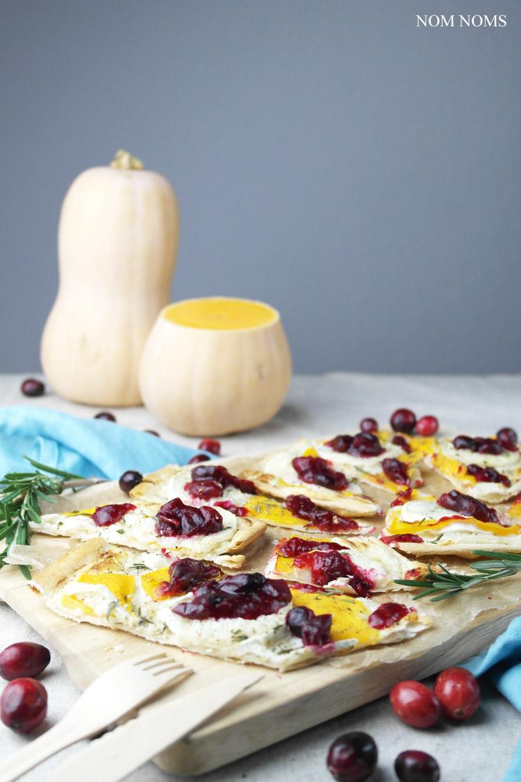 Rezeptbild: flammkuchen mit butternut-kürbis, ziegenkäse und cranberry soße