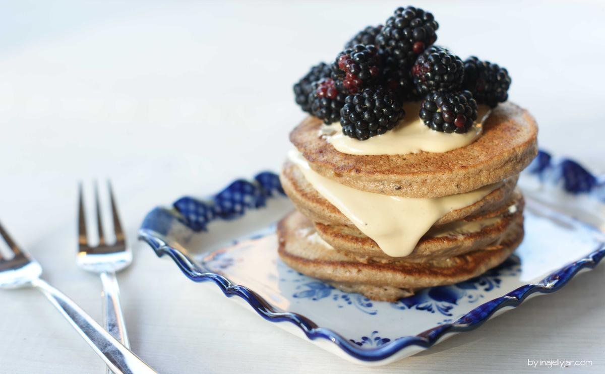 Rezeptbild: Kastanienpancakes mit Brombeeren und Cashewcreme