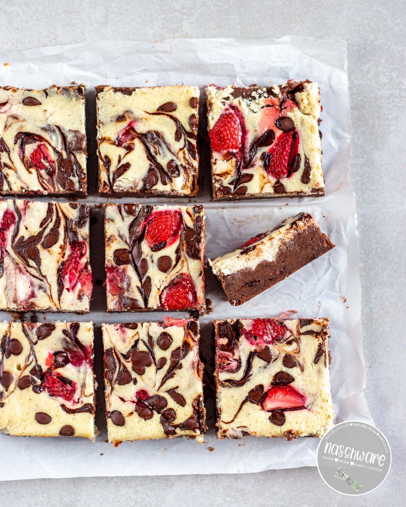 Rezeptbild: Käsekuchenbrownies mit Erdbeeren und Schokoswirl