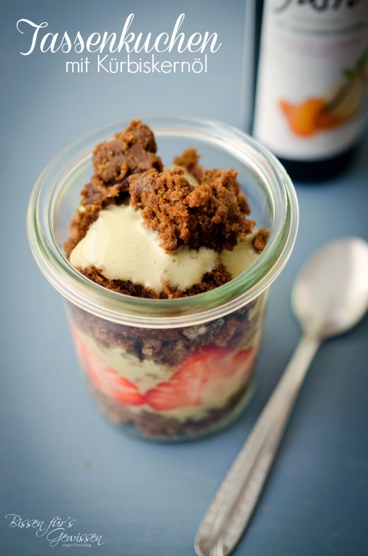Rezeptbild: Veganer Tassenkuchen mit Kürbiskernöl