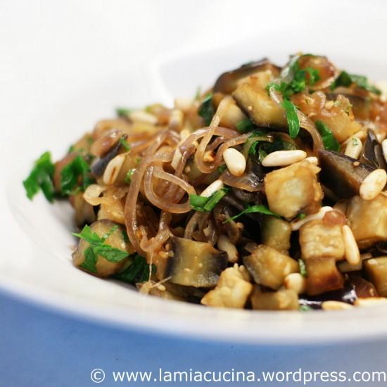 Rezeptbild: Auberginen mit Zwiebeln und Pinienkernen