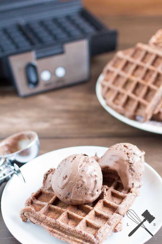 Rezeptbild: Amaretto Schokoladeneis und Schokoladenwaffeln