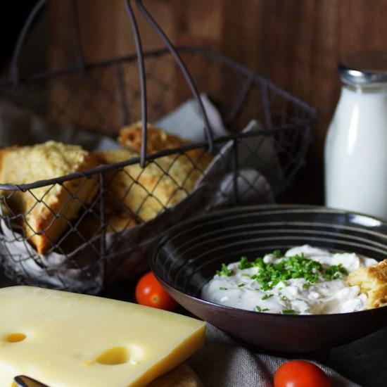 Rezeptbild: Kräuter-Käse-Scones mit Tomaten-Frischkäse