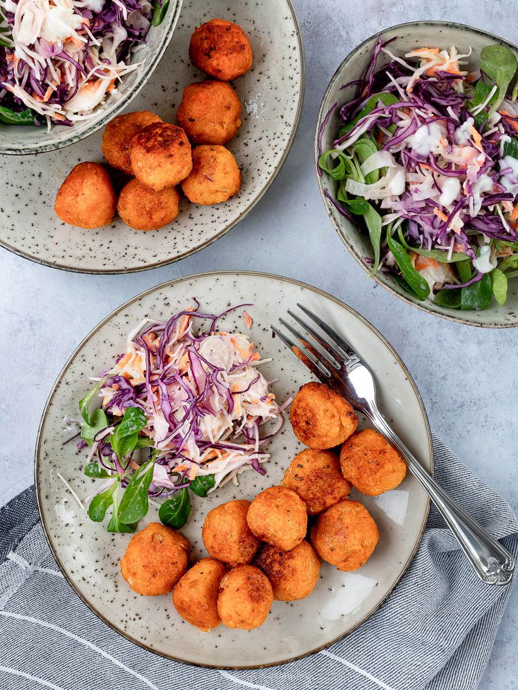 Rezeptbild: Süßkartoffelbällchen mit buntem Krautsalat