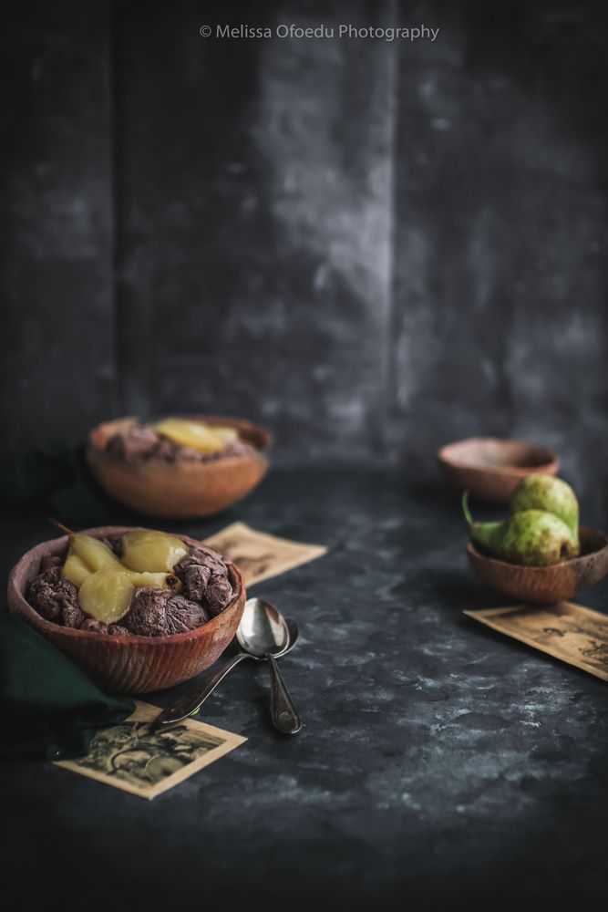 Rezeptbild: EIN HERBSTLICHES REZEPT - MASALA BIRNEN AUF VEGANEM SCHOKOEIS