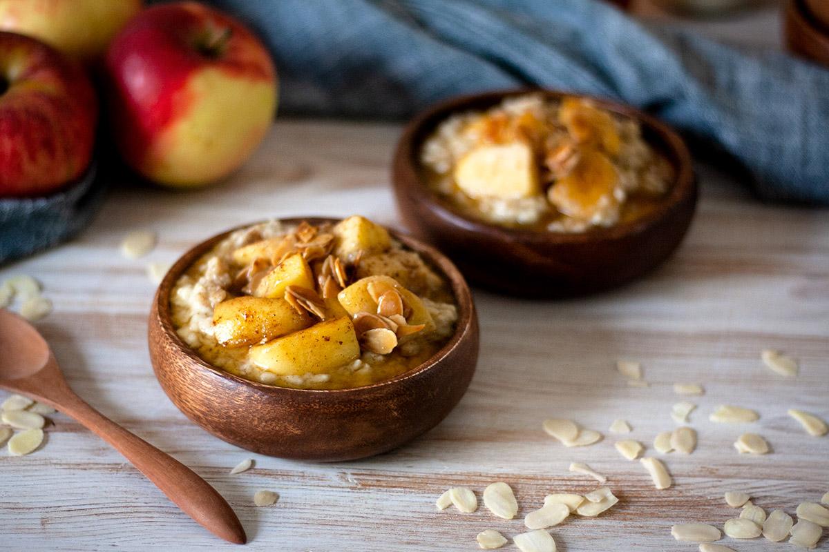 Rezeptbild: Bratapfel-Porridge mit karamellisierten Mandeln