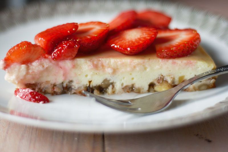 Rezeptbild: Käsekuchen mit Erdbeeren, Holunderblütensirup und Mandelboden