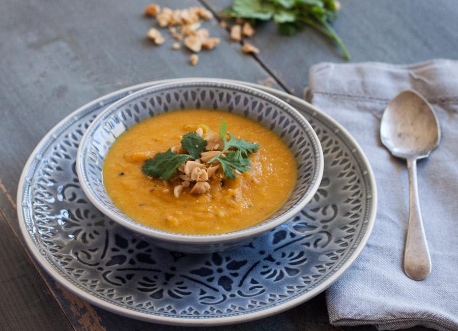 Rezeptbild: Karottensuppe mit Kokosmilch , Koriander und Erdnüssen