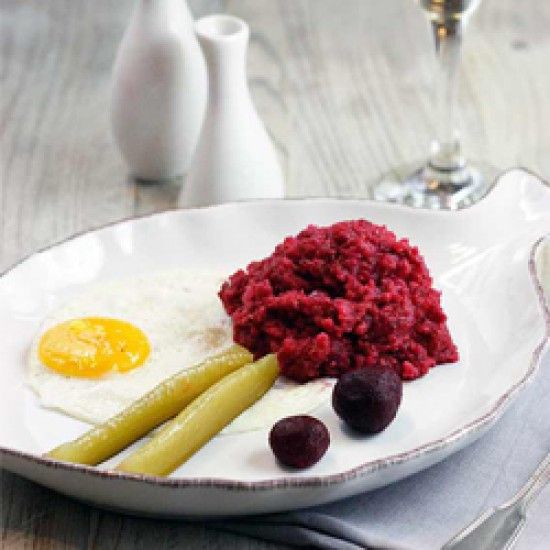 Rezeptbild: Labskaus mit Spiegelei und Gurkensticks
