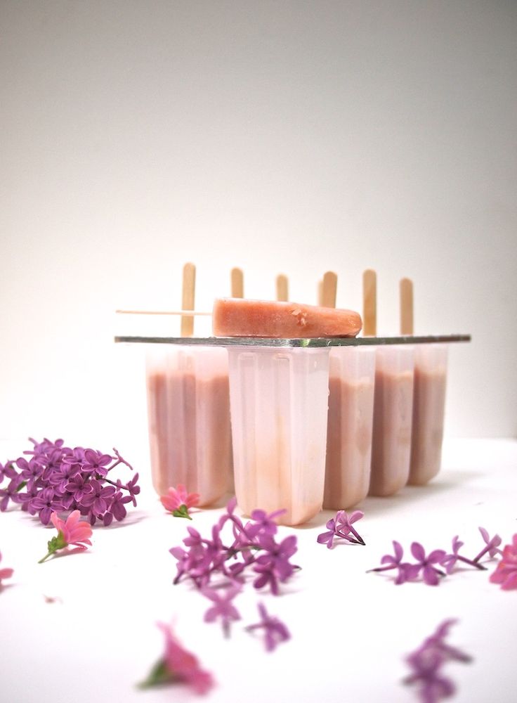 Rezeptbild: Rhabarber-Buttermilch-Eis-am-Stiel