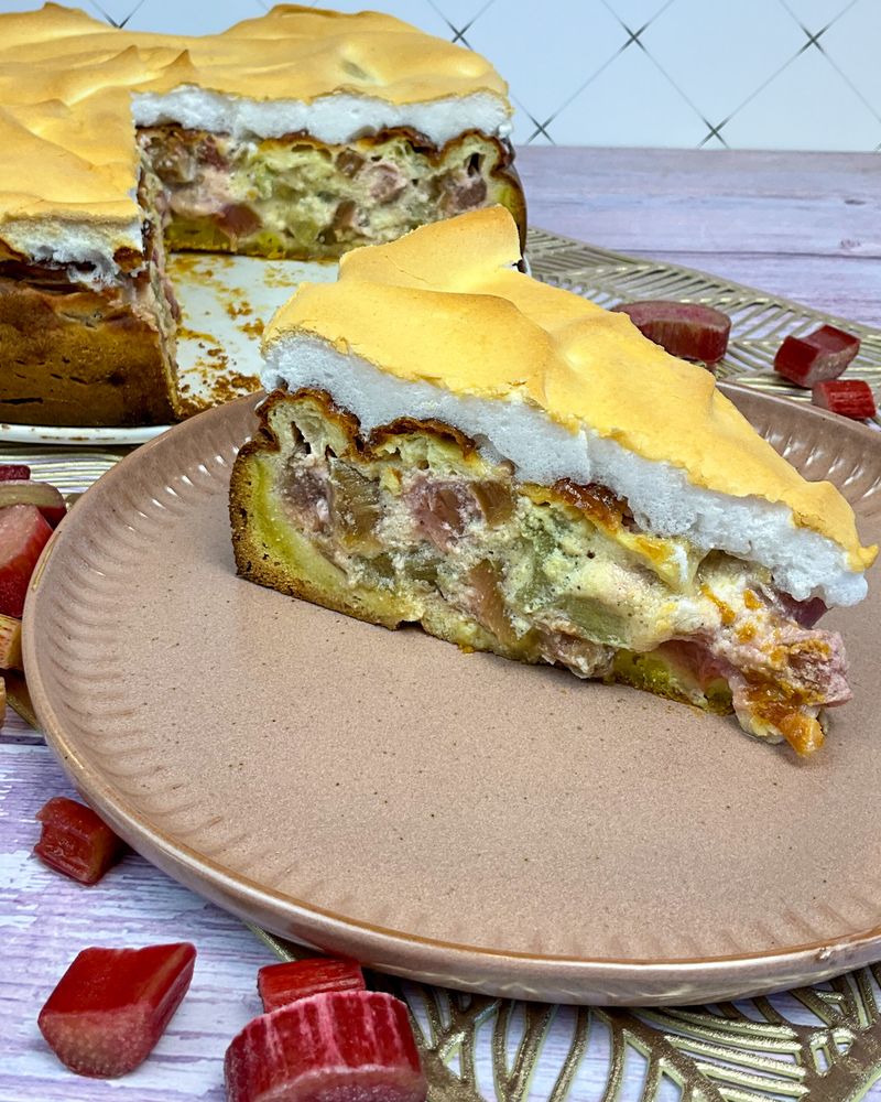 Rezeptbild: Low carb Rhabarberkuchen mit Baiserhaube ohne Zucker