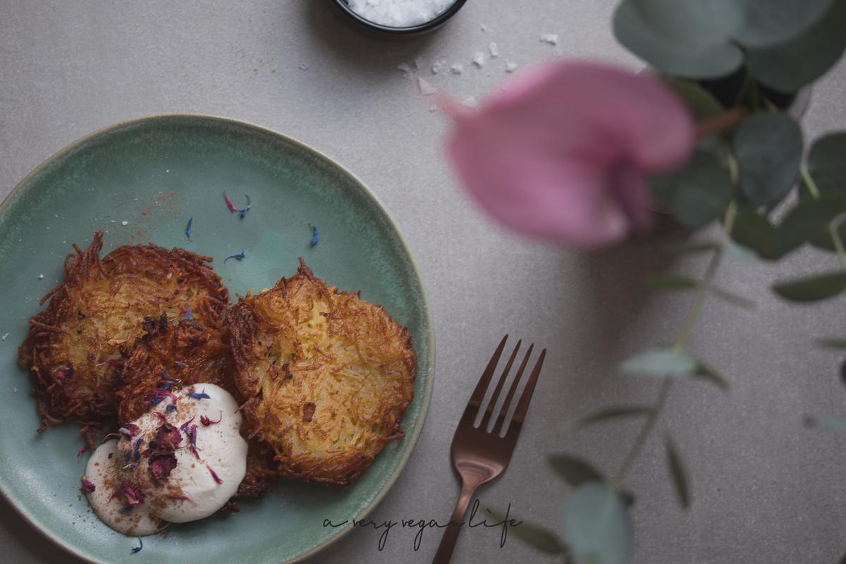 Rezeptbild: Zweierlei Latkes mit Labneh und Zimt