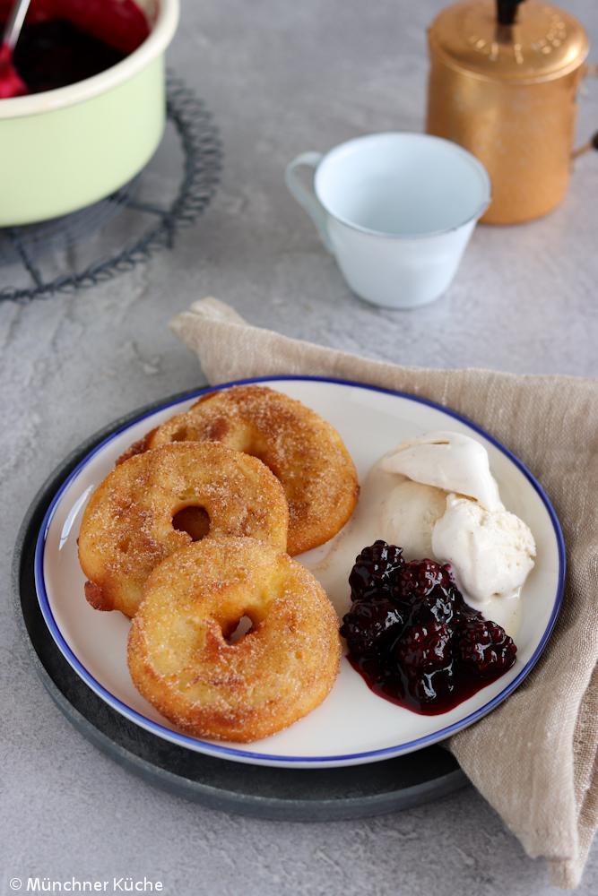 Rezeptbild: Apfelküchle mit Beerenkompott
