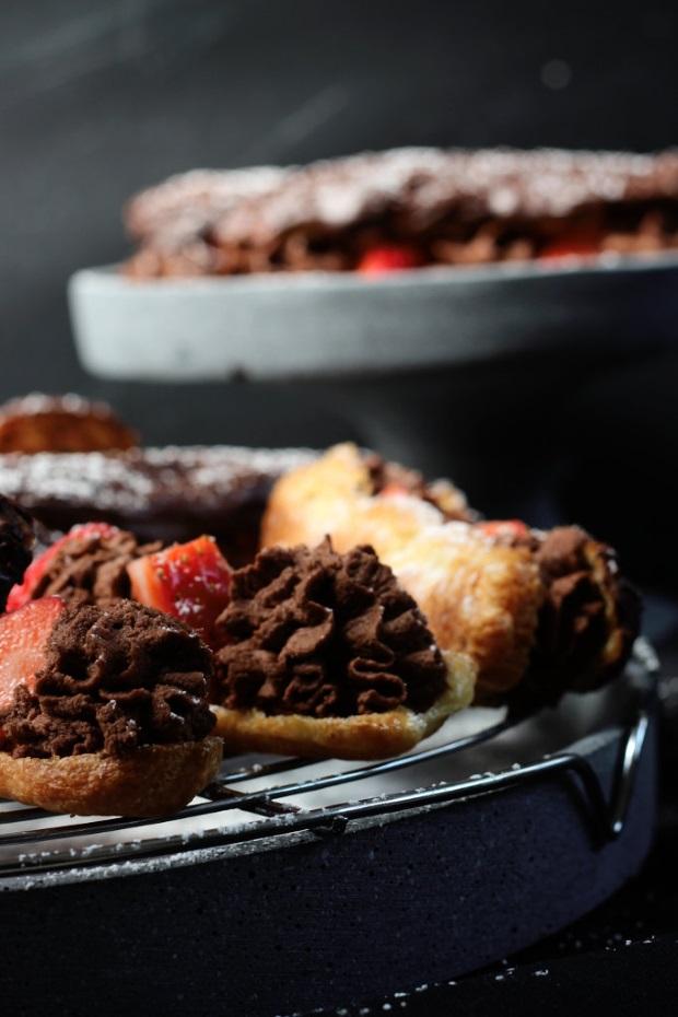 Rezeptbild: Schoko-Chili Eclairs mit Erdbeeren