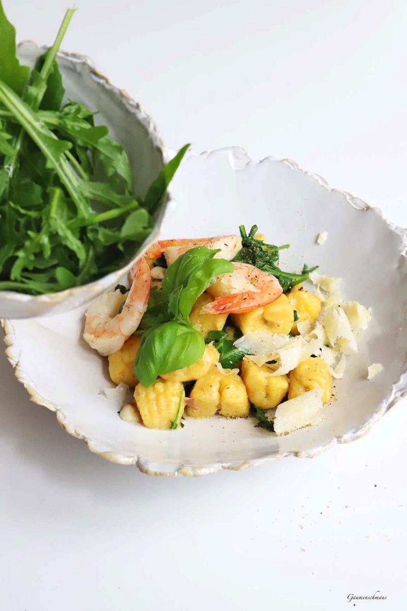 Rezeptbild: Hausgemachte Gnocchis mit Knoblauchshrimps und Rucola