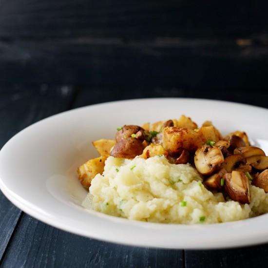 Rezeptbild: Blumenkohlpüree mit Semmelknödel-Pilzgröstl