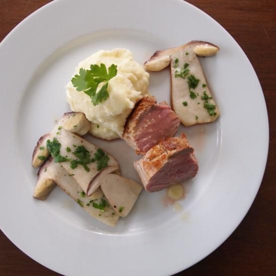 Rezeptbild: Schweinefilet mit Rosmarinbutter, Kartoffelpüree und Steinpilzen