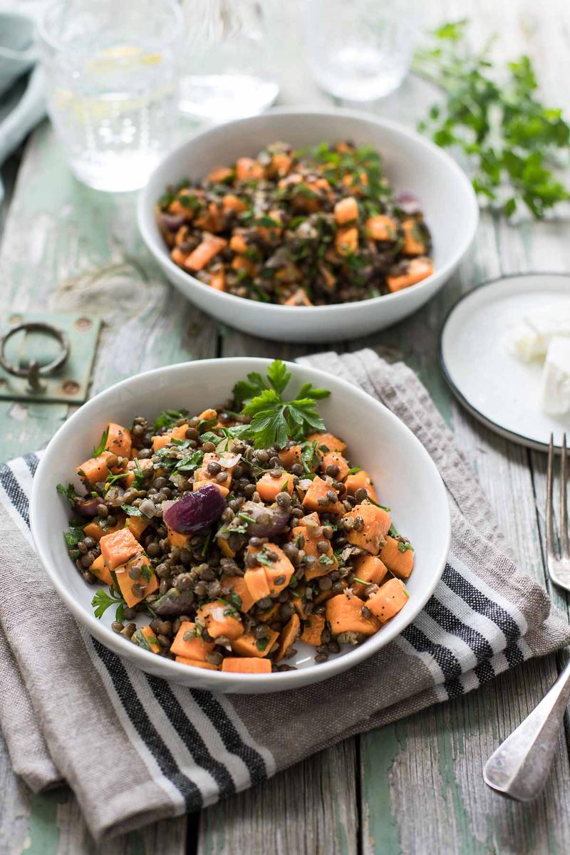 Rezeptbild: Gerösteter Süßkartoffel-Salat mit Linsen und Mohn-Dressing