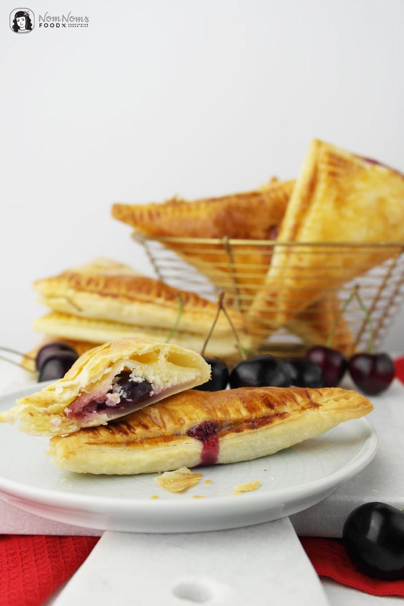 Rezeptbild: Süße Blätterteigtaschen mit Kirsch-Käsekuchen-Füllung