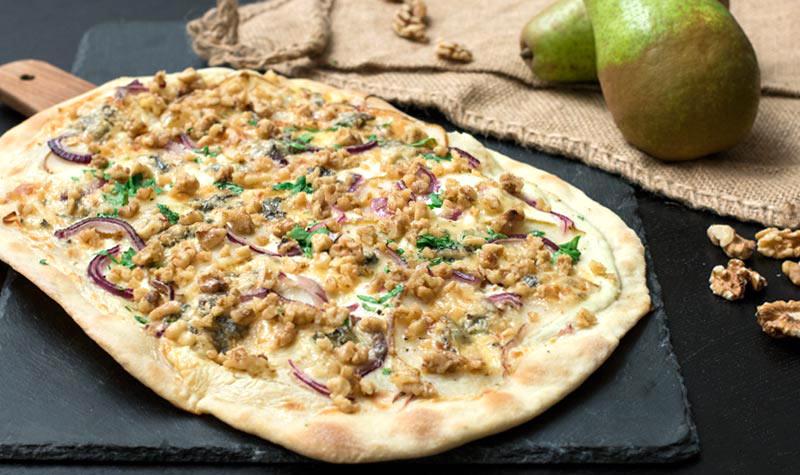 Rezeptbild: Birnen-Gorgonzola-Flammkuchen mit karamellisierten Walnüssen
