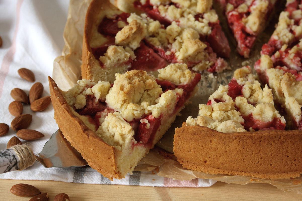 Rezeptbild: Sommerlicher Streuselkuchen mit Erdbeeren