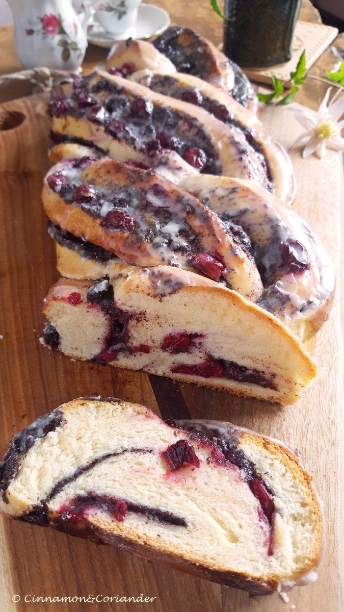 Rezeptbild: Festtags Hefezopf mit Mohn, Sauerkirschen und Rumguss