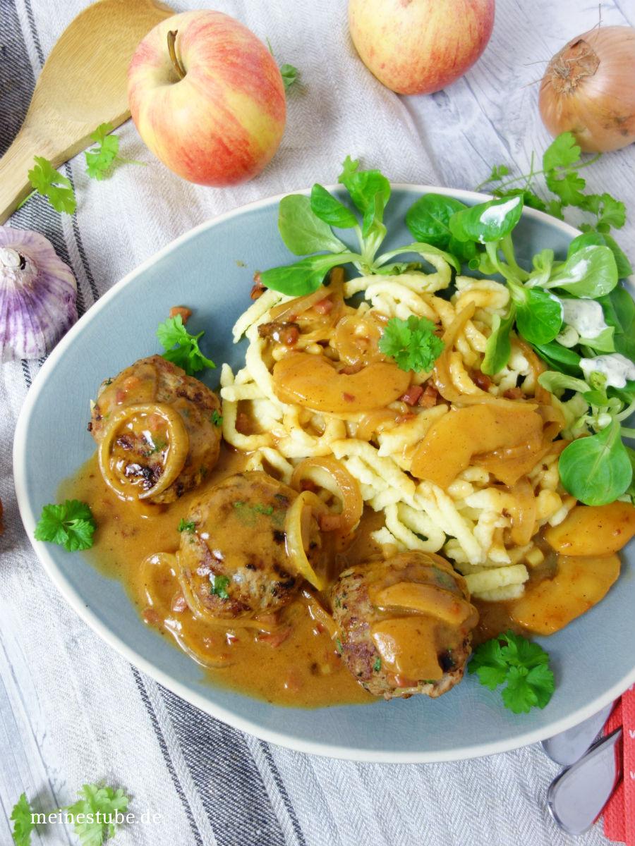 Rezeptbild: APFEL-SPECKSAUCE AUF FRIKADELLEN UND SPÄTZLE