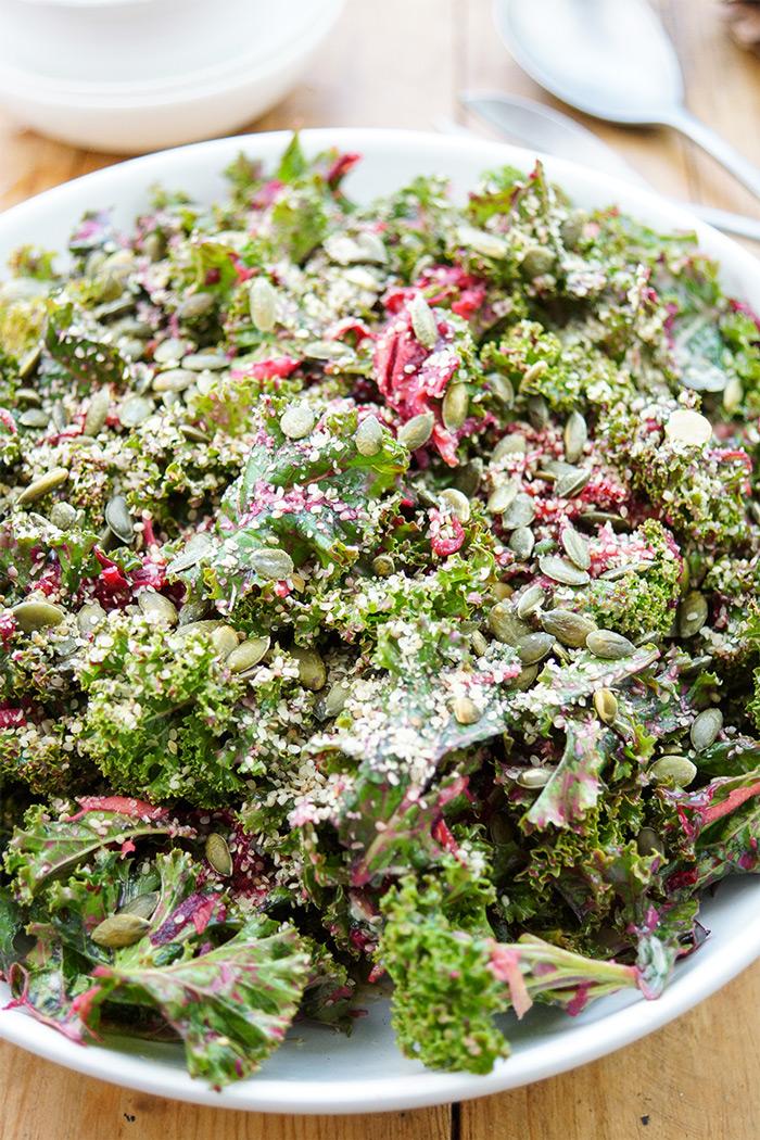 Rezeptbild: Ein einfacher Grünkohlsalat mit Zitronen-Tahin-Dressing