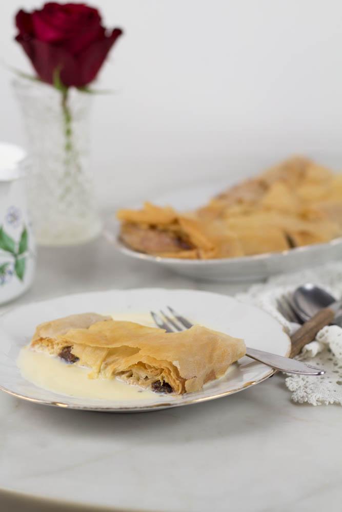 Rezeptbild: Topfenstrudel mit Vanillesoße