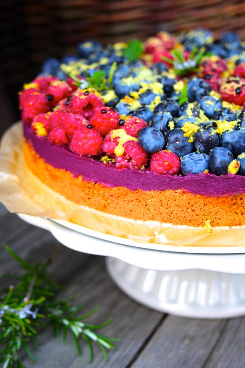 Rezeptbild: Traumhafte Beerentorte mit Cassisganache, Rosmarinkrokant und Balsamico 