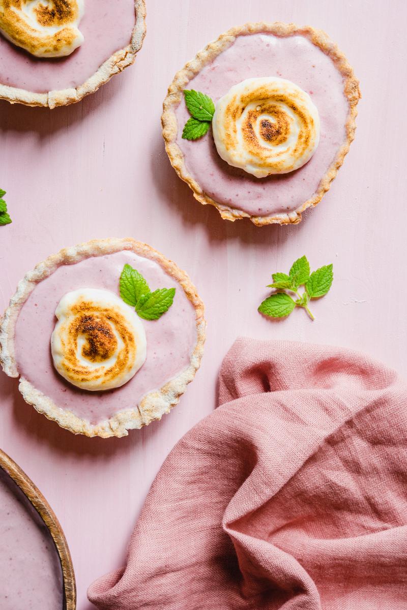 Rezeptbild: Vegane Tartelettes mit Erdbeer Mousse, Haselnuss und Meringue