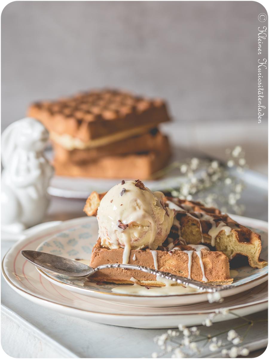 Rezeptbild: Eierlikörwaffeln mit Rhabarber-Mascarpone-Eis