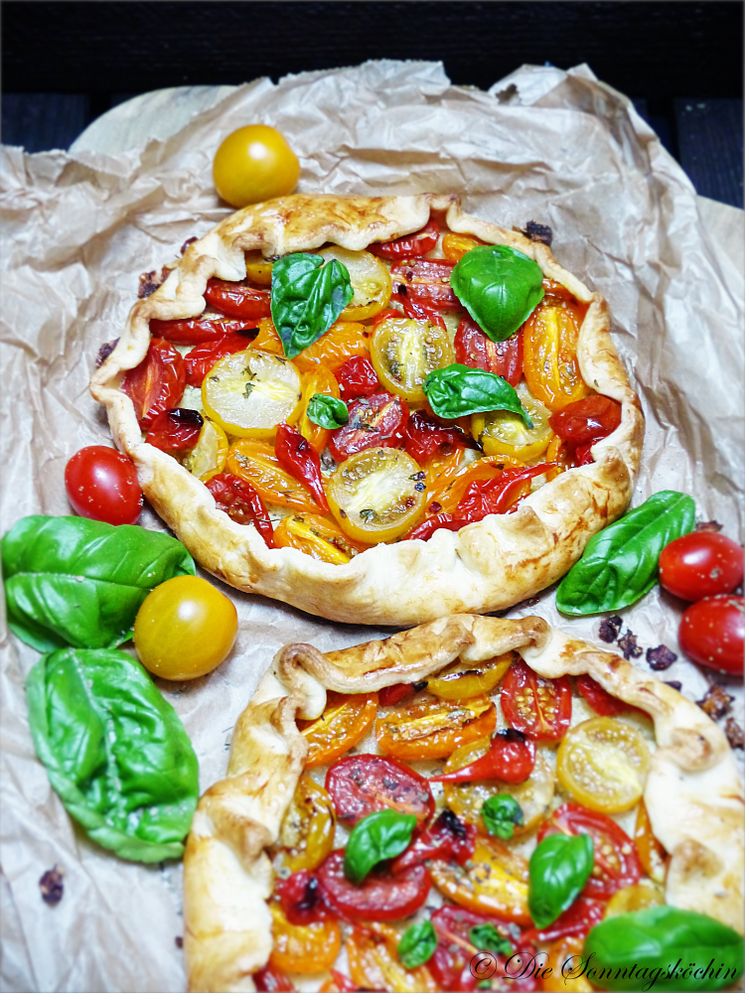 Rezeptbild: Tomaten Peperoni Galette mit Basilikumcreme