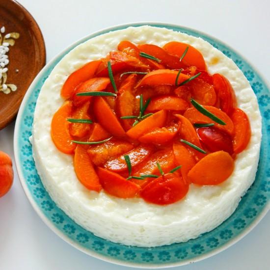 Rezeptbild: Milchreistorte mit karamellisierten Rosmarin-Aprikosen