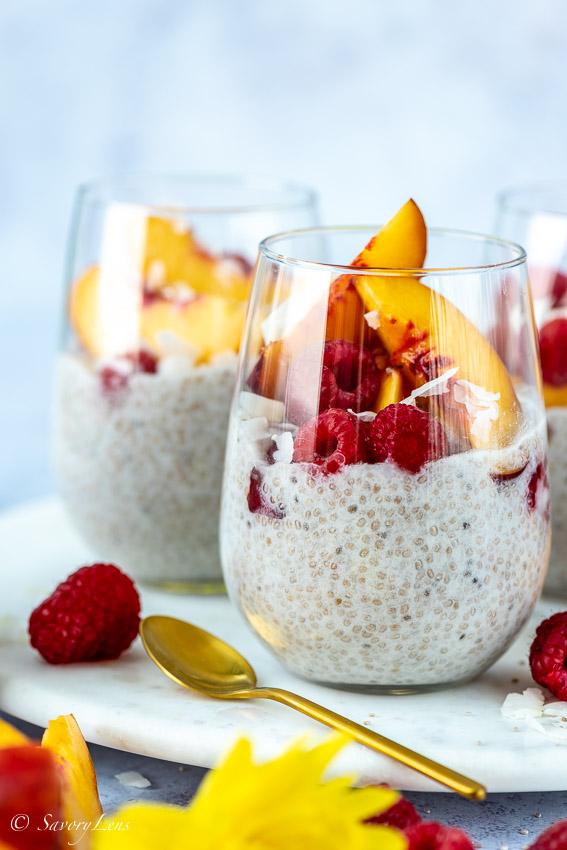 Rezeptbild: Kokosmilch-Chia-Pudding mit Nektarinen und Himbeeren