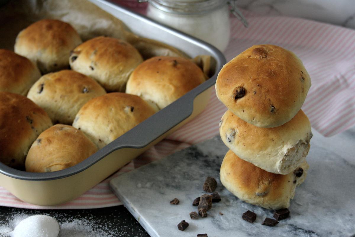 Rezeptbild: Süsse Hefebrötchen mit Schokostückchen