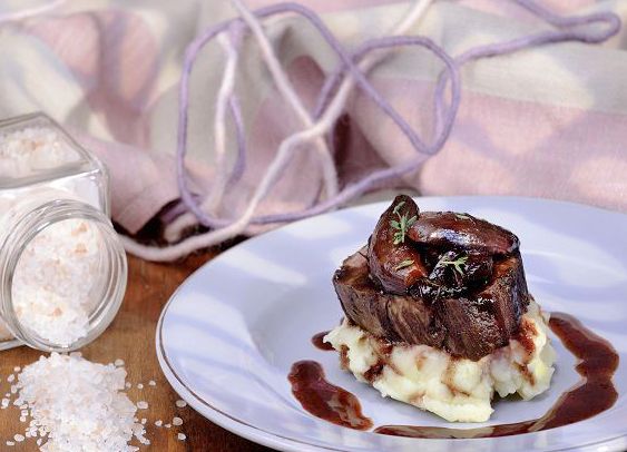 Rezeptbild: Rinderfilet aus dem Salzteigmantel und Rotweinschalotten