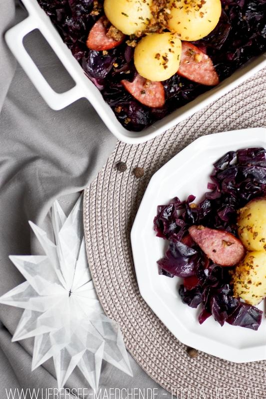 Rezeptbild: Rotkohl-Wurst-Auflauf mit Kartoffelknödeln und Walnussknusper