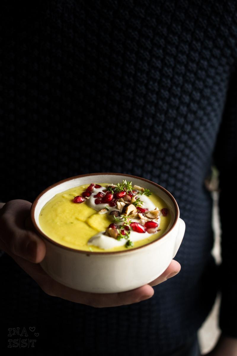 Rezeptbild: Pastinaken-Senf-Suppe mit Kresse und Granatapfel