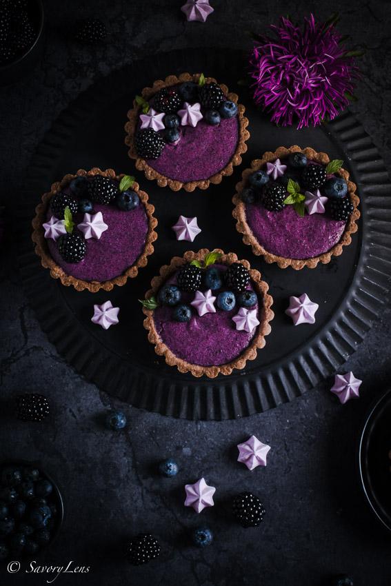 Rezeptbild: Brombeer-Joghurt-Tartelettes mit Baiser-Tuffs