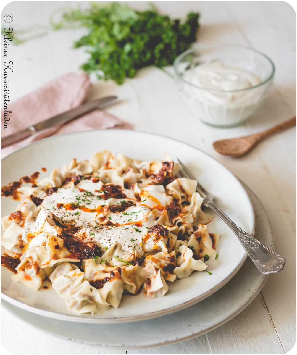 Rezeptbild: Manti | Türkische Teigtaschen mit Joghurtsauce und Paprikabutter