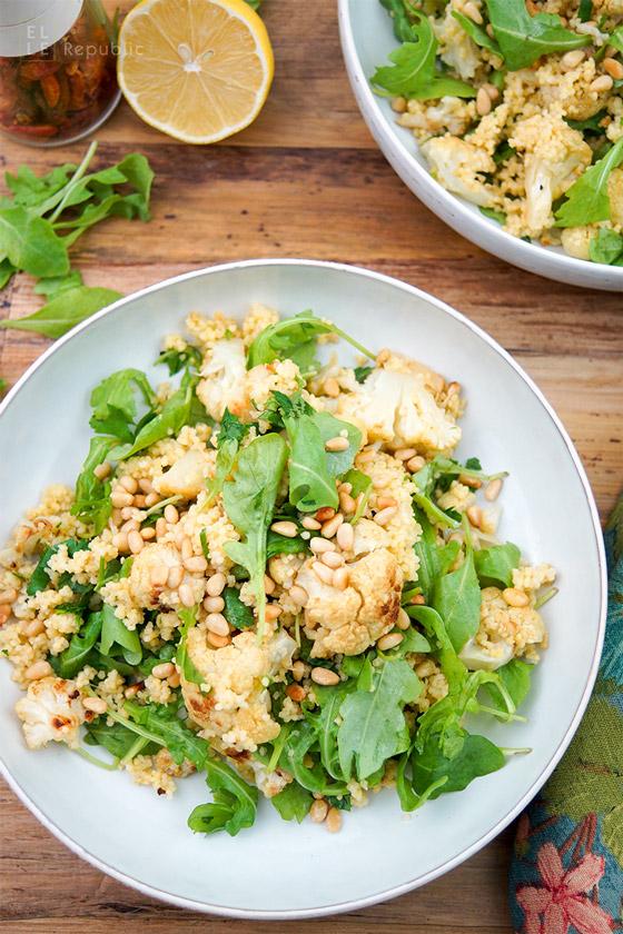 Rezeptbild: Gerösteter Blumenkohl mit Hirse und Rucola