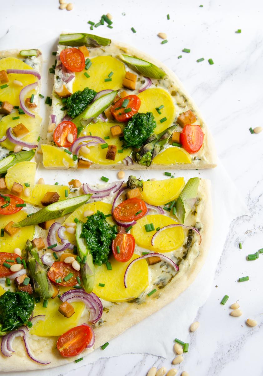Rezeptbild: Bärlauch-Pizza mit Spargel, Kartoffeln und Räuchertofu