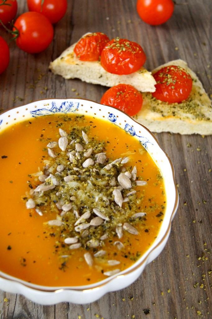 Rezeptbild: Karotten Süßkartoffel Kürbissuppe mit Tomaten Focaccia 