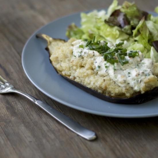 Rezeptbild: Gefüllte Aubergine mit Quinoa, Ziegenfrischkäse und Honignüssen