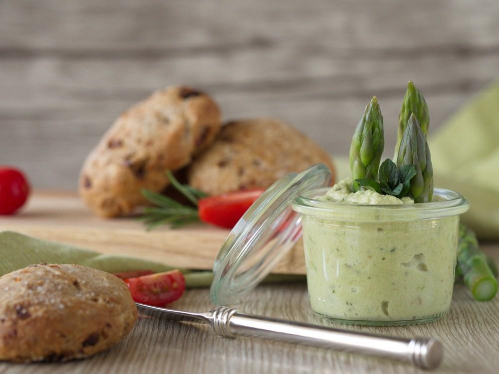 Rezeptbild: Mini-Tomaten-Focaccia mit grünem Spargel-Pesto