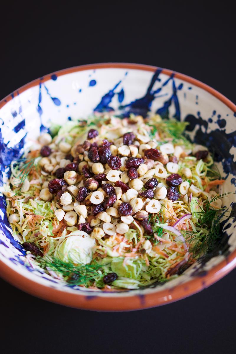 Rezeptbild: Coleslaw mit Rosenkohl, Cranberries, Haselnüssen und Joghurt-Dressing