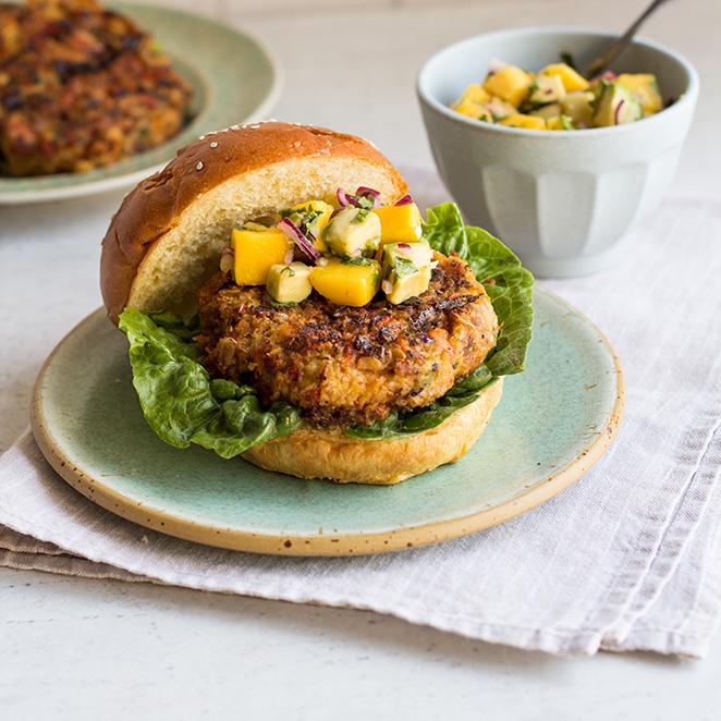 Rezeptbild: Vegetarischer Burger mit Mango-Avocado-Topping