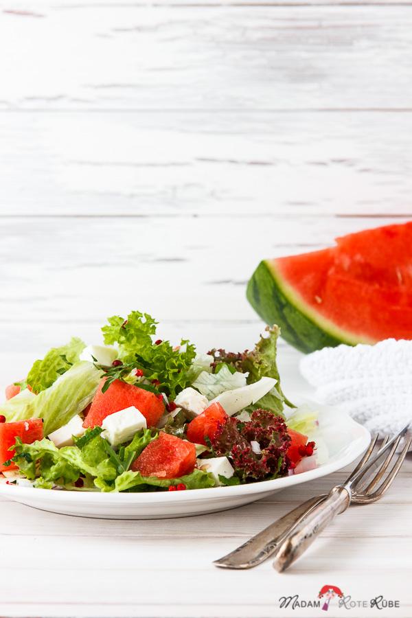 Rezeptbild: Fetakäse über frischem Wassermelonen-Sommersalat mit rosa Pfefferbeeren